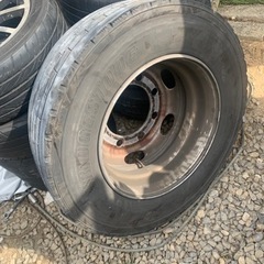 大型トラック　タイア