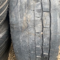 大型トラック　タイア