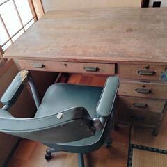 古い机と椅子