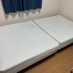 二つに分かれるシングルベッド