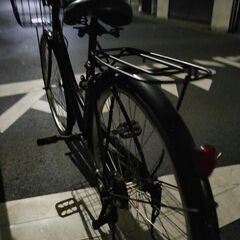 黒い自転車です。26インチです。普通のママチャリよりも大きめの前...