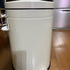 ペダル式のゴミ箱