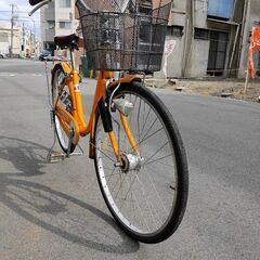 オレンジ色の自転車です。26インチです。前かごがあります。鍵はあ...