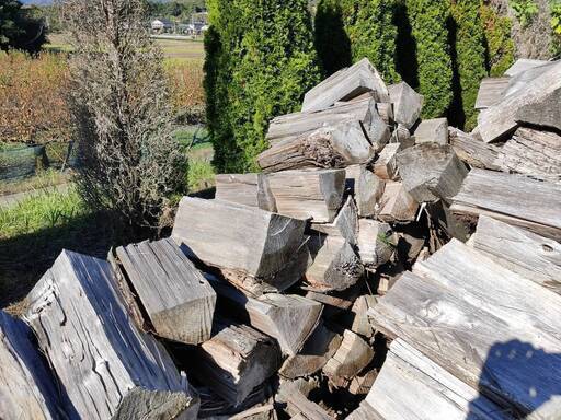 ヒノキ　杉　乾燥済み　薪 大中割り　ダンプ10台分　処分　県内配送可 処分 ヒノキ 杉 乾燥済み 薪 大中割り ダンプ10台分 県内配送費込み 35万