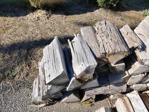 処分　大特価！！　杉、ヒノキ　乾燥済み薪 　大中割り　ダンプ20台分　県内配送費込み　60万 処分 大特価！！ 杉、ヒノキ 乾燥済み薪 大中割り ダンプ20台分 県内