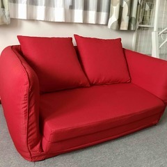 クッション２個付きの赤いラブソファーベッド 