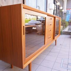 オールドカリモクのヴィンテージ チーク材 サイドボードです。北欧家具のような温もりを与えるシンプルでモダンなデザインとナチュラルな質感が魅力的のリビングボード♪DA401