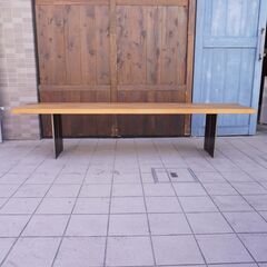 arflex(アルフレックス) Riva 1920(リーヴァ)のNATURA(ナチュラ) ウォールナット無垢材ベンチです。ウォールナット材の板座とスチール製の脚がシャープでスタイリッシュなデザイン！DA405