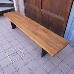 arflex(アルフレックス) Riva 1920(リーヴァ)のNATURA(ナチュラ) ウォールナット無垢材ベンチです。ウォールナット材の板座とスチール製の脚がシャープでスタイリッシュなデザイン！DA405