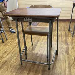 学習塾で使っていた生徒用の机と椅子のセット