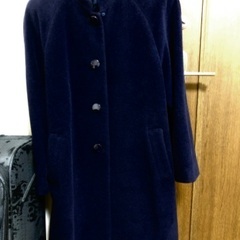 暖かい紺色コート