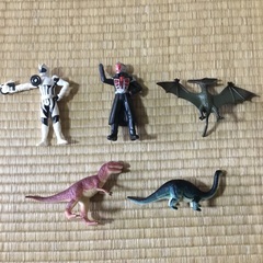 恐竜3体とその他2体