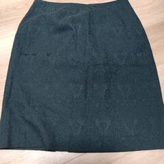 濃いグリーンの膝丈スカート サイズ67