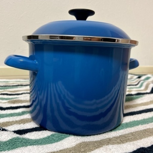 ル・クルーゼの深い鍋。パスタを茹でるのに便利！ご希望の方にケトルとティーポットもお付けしてます。