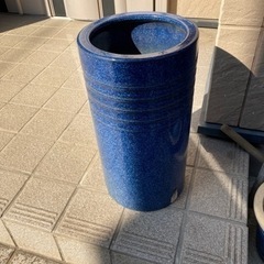 無料　陶器の傘立て　紺色