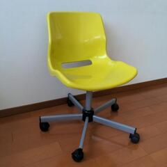 IKEAで購入した黄緑の椅子
