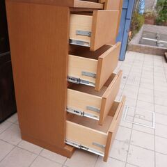 karimoku(カリモク家具)のオーク材食器棚 EU3650MHです。シンプルでスッキリとしたフォルムのダイニングボードは北欧スタイルやナチュラルテイストインテリアにもおすすめ！DB104