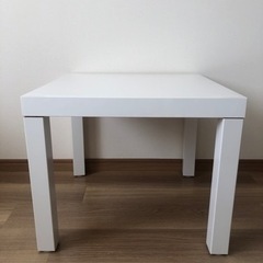 IKEAの白テーブル