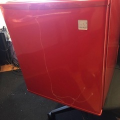 赤いミニ冷蔵庫
