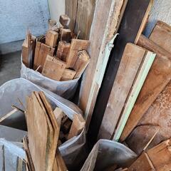 古民家から出た解体木材、無垢材を多め