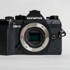 [美品] 超軽量で使いやすい Olympus OM-D E-M5...