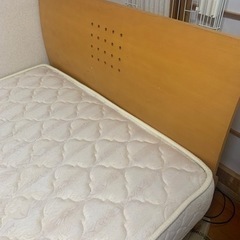 シンプルできれいなシングルベッド