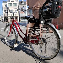 赤い自転車です。26インチです。普通のママチャリよりも大きめの前...
