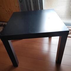 IKEAの小さな正方形の黒いテーブル