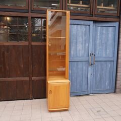 イギリスercol(アーコール)社のエルム無垢材を使用したブックシェルフ(右開き)です！少し丸みを帯びたスリムなフォルムのキュリオケース。お部屋を優しい雰囲気にしてくれる英国アンティーク家具です♪DB117