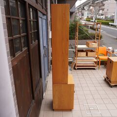 イギリスercol(アーコール)社のエルム無垢材を使用したブックシェルフ(右開き)です！少し丸みを帯びたスリムなフォルムのキュリオケース。お部屋を優しい雰囲気にしてくれる英国アンティーク家具です♪DB117