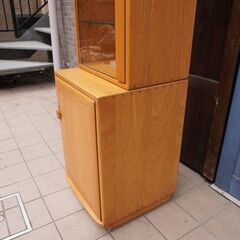 イギリスercol(アーコール)社のエルム無垢材を使用したブックシェルフ(右開き)です！少し丸みを帯びたスリムなフォルムのキュリオケース。お部屋を優しい雰囲気にしてくれる英国アンティーク家具です♪DB117