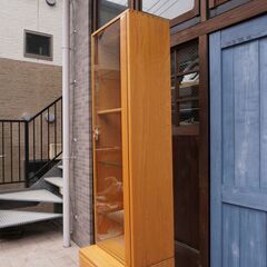 イギリスercol(アーコール)社のエルム無垢材を使用したブックシェルフ(右開き)です！少し丸みを帯びたスリムなフォルムのキュリオケース。お部屋を優しい雰囲気にしてくれる英国アンティーク家具です♪DB117