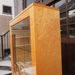 IDC OTSUKA(大塚家具)の人気シリーズSPLENDOR(スプレンダー)のキュリオケースです。稀少なバーズアイ・メープルを使用した高級感は上品で洗練された印象に。本棚などにもオススメです。DB120