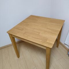 正方形のオシャレな木製ダイニングテーブル