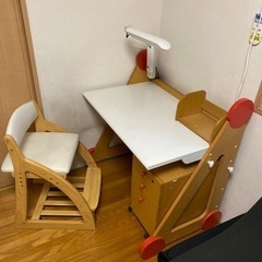 ①●学習机&学習椅子●可愛らしい白と赤のコントラストがキュート！