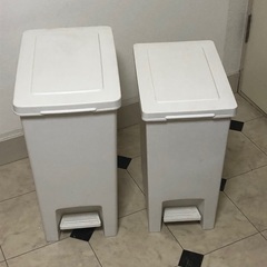 ペダル式ゴミ箱 白 2つ