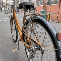 26インチの自転車です。色はマスタードです。鍵はあります。前かご...