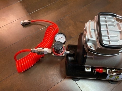 ほぼ新品3kgタンク付きコンプレッサー 最新 