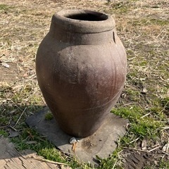 古い　かめ　瓶　壺　ガーデニング　メダカ　鉢植え　オブジェ