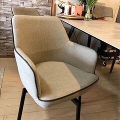 ダイニングセット一式（テーブル、椅子3脚（一人用回転椅子2脚、2.5人掛け