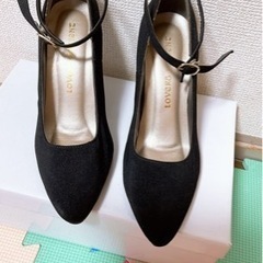 女性の黒靴