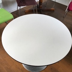 直径80センチの白い円形テーブル