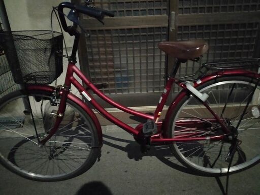 赤い自転車。26インチ。全体的に綺麗です。さびも目立つものはありません。スムースに走ります。チェーンの伸びもありません。譲渡証もお渡しします。