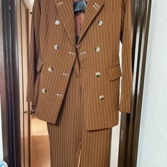 ブラウンのパンツスーツ