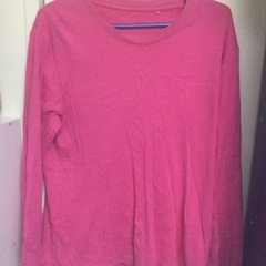 ユニクロ　鮮やかなピンクのTシャツ