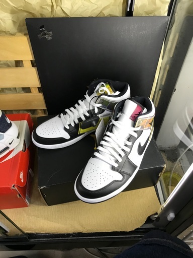 AIR JORDAN 1MID SE カジュアルシューズ　ナイキ