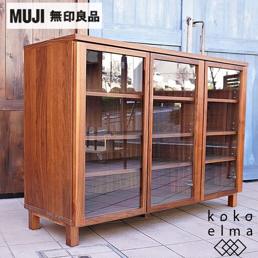 人気の無印良品(MUJI)のウォールナット材キャビネット・ガラス扉です。シンプルでコンパクトなサイドボードは圧迫感を感じさせず使い勝手もよく2人暮らしにもおススメ♪北欧スタイルなどに。DB201