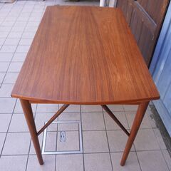 デンマークから入荷したチーク材を使用した鍵付き片袖デスク♪北欧らしいシンプルなフォルムが魅力的なヴィンテージ北欧家具です。省スペースのコンパクトサイズなので学習机やリビング、在宅ワークにも☆DB202