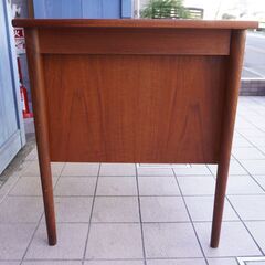 デンマークから入荷したチーク材を使用した鍵付き片袖デスク♪北欧らしいシンプルなフォルムが魅力的なヴィンテージ北欧家具です。省スペースのコンパクトサイズなので学習机やリビング、在宅ワークにも☆DB202