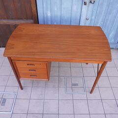 デンマークから入荷したチーク材を使用した鍵付き片袖デスク♪北欧らしいシンプルなフォルムが魅力的なヴィンテージ北欧家具です。省スペースのコンパクトサイズなので学習机やリビング、在宅ワークにも☆DB202